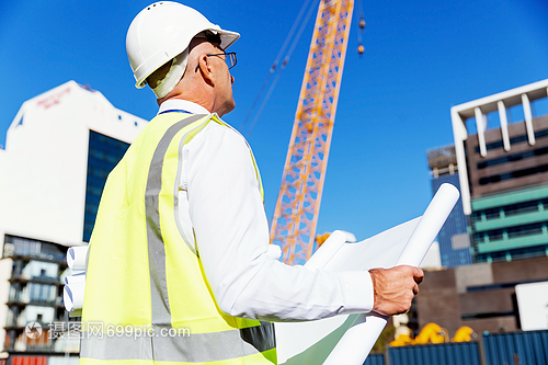藍(lán)圖背心下的城市筑夢人——記建筑工地上的工程師與建設(shè)者