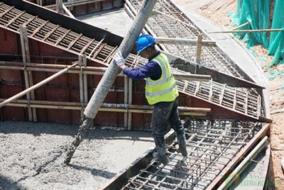 江西定南新陽(yáng)智慧風(fēng)電場(chǎng)首臺(tái)風(fēng)機(jī)基礎(chǔ)順利澆筑完成，綠色能源建設(shè)邁出關(guān)鍵一步